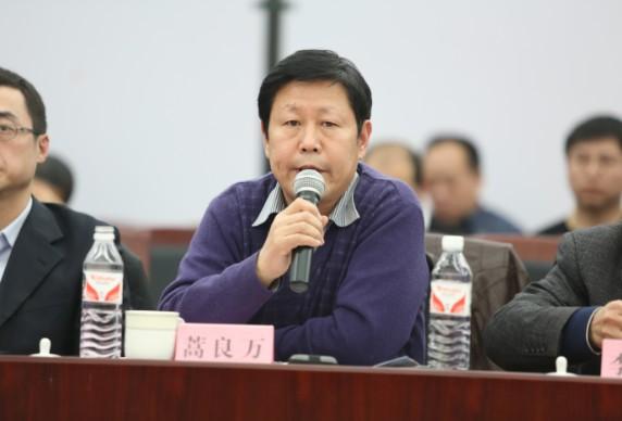 河南省封丘县副县长蒿良万介绍封丘县通过产业扶贫,滩区整体搬迁,劳务