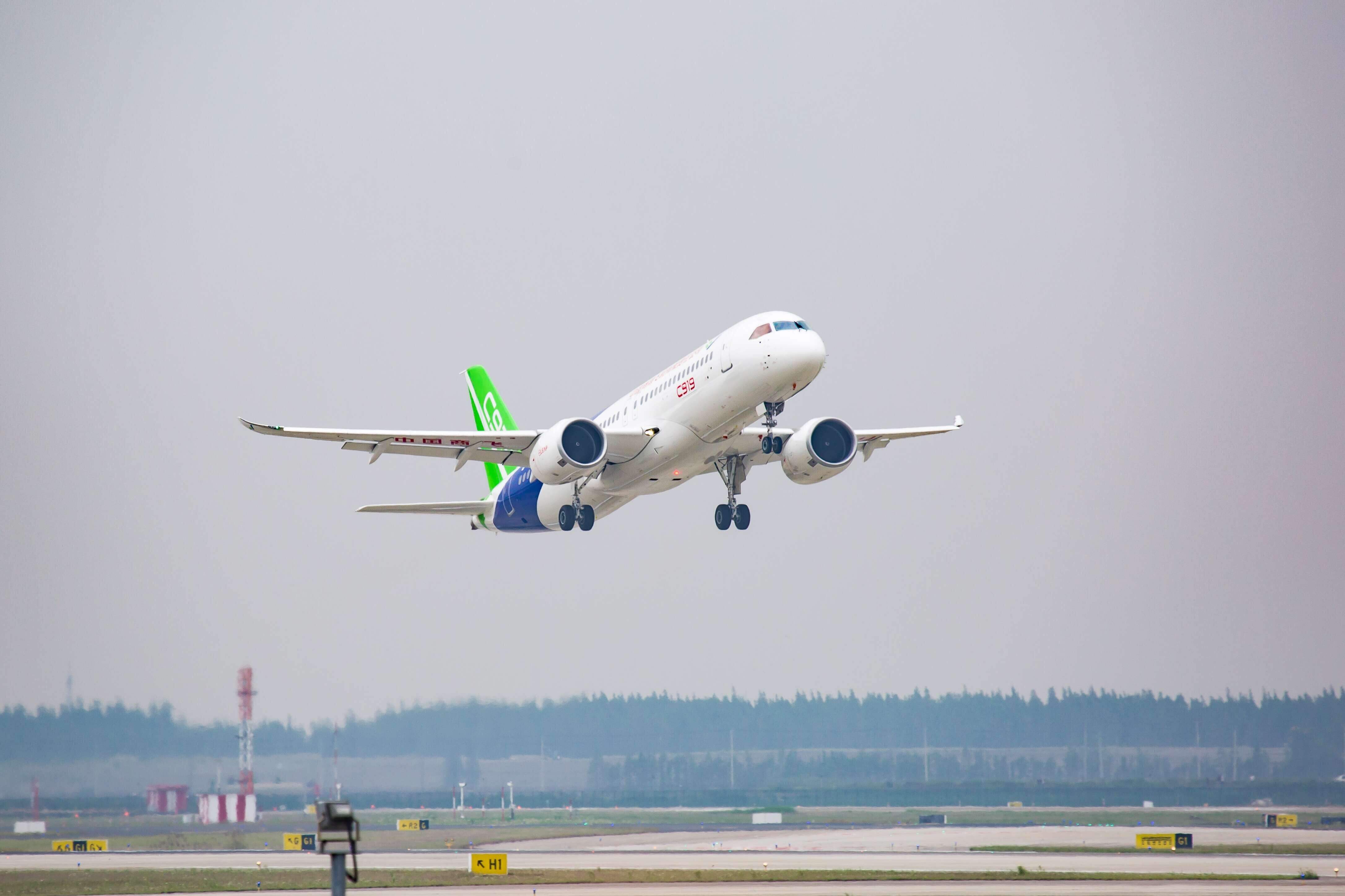 干线客机c919的第三架原型机在上海浦东国际机场成功完成了首次飞行
