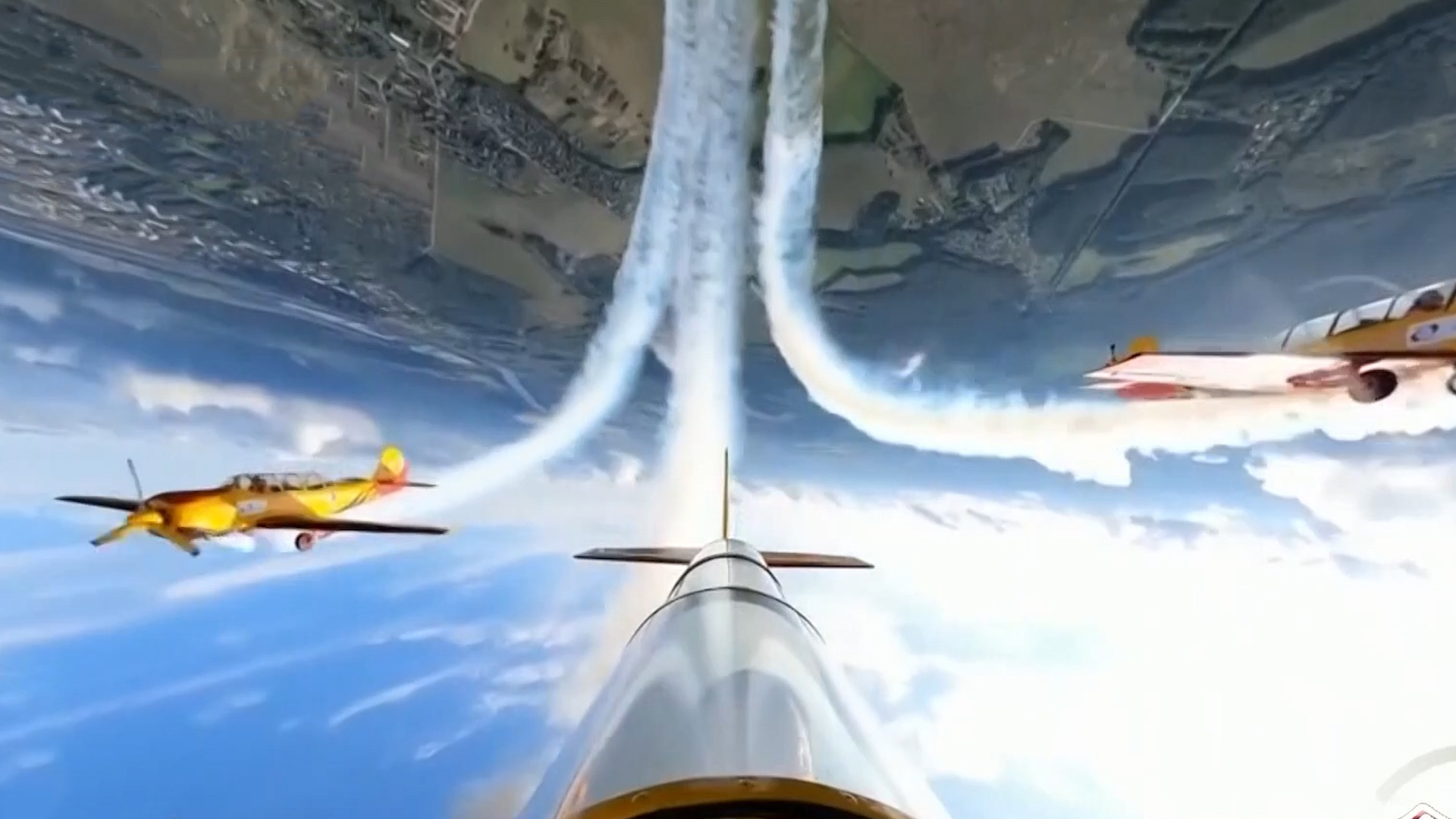 连续11次"涅斯捷罗夫筋斗" 俄特技飞行队亮绝活