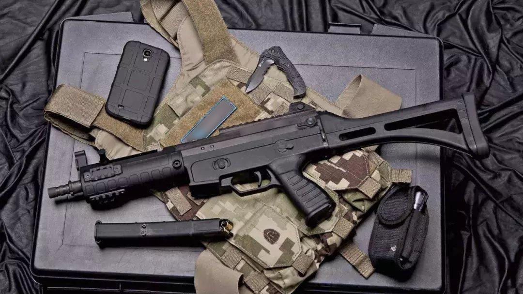 颜值高威力大 新型冲锋枪亮相武警魔鬼周