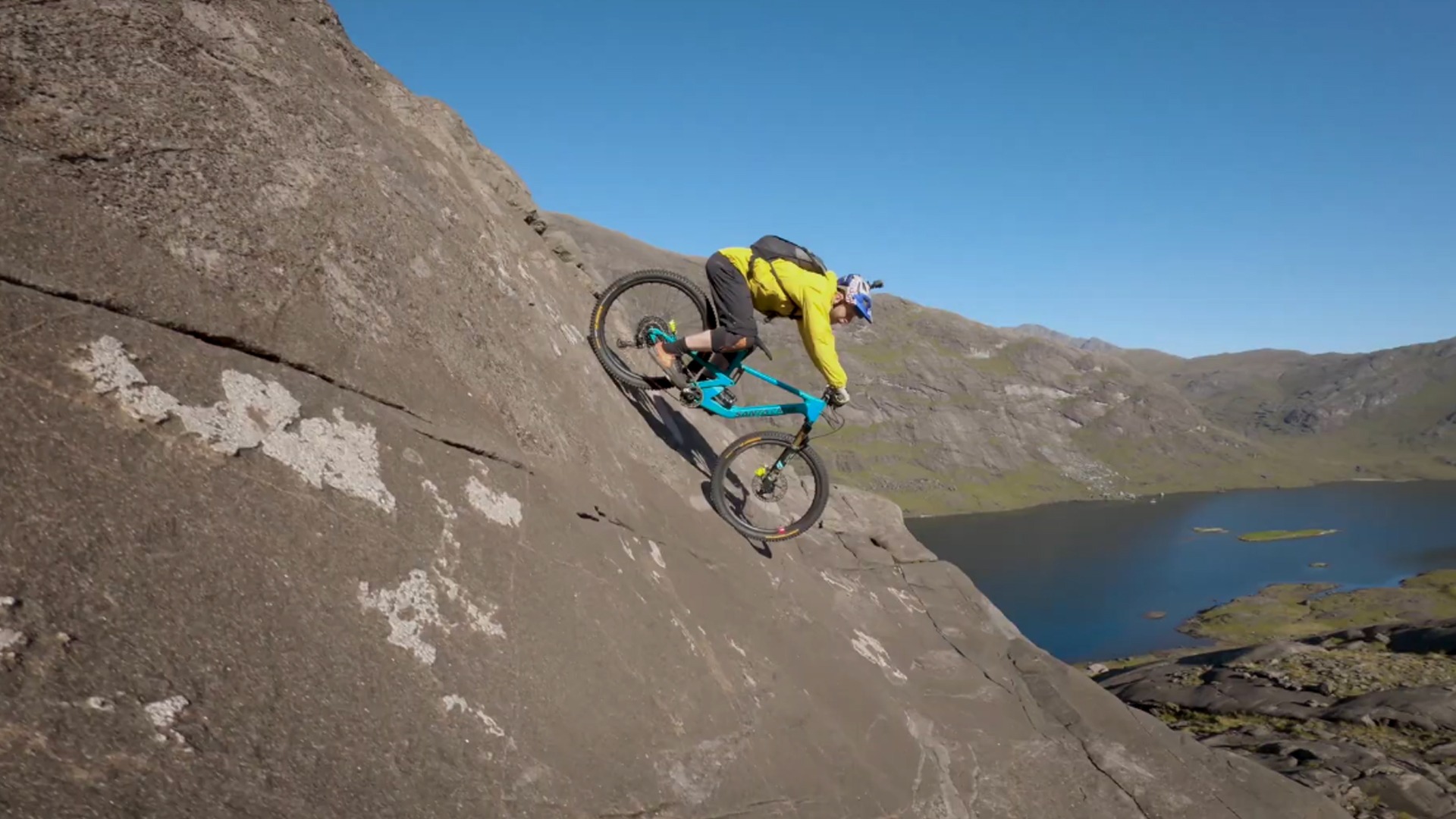 正在播放苏格兰男子骑自行车从高山俯冲而下