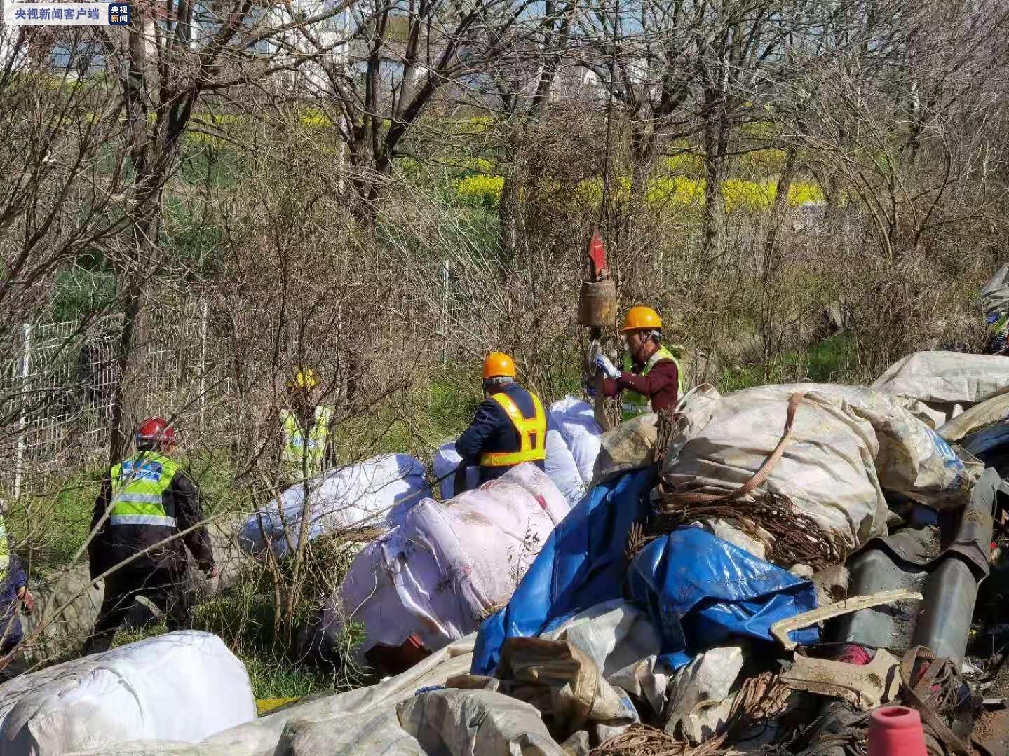 江苏盐城4车相撞事故现场正转运散落货物预计17时恢复交通