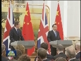 李克强与英国首相共同会见记者