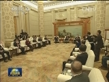 俞正声看望参加全国政协十二届三次会议报道的新闻工作者