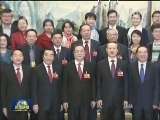 俞正声看望参加全国政协十二届四次会议报道的新闻工作者