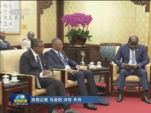王沪宁会见加蓬总统