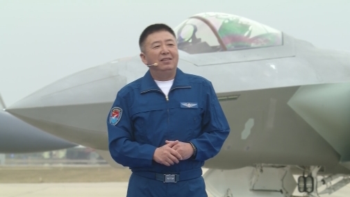 歼-20隐身战斗机首飞试飞员李刚今晚热血开讲:刀尖上起舞,这种感觉很