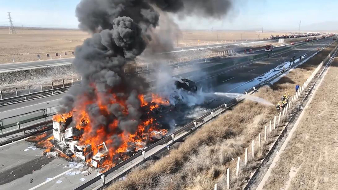 甘肃:高速公路半挂车自燃起火 现场浓烟滚滚