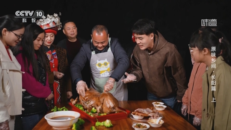 [味道]原味乡间·长阳篇(上) 蒸全羊大揭秘:羊皮红润光泽 竟是这样蒸