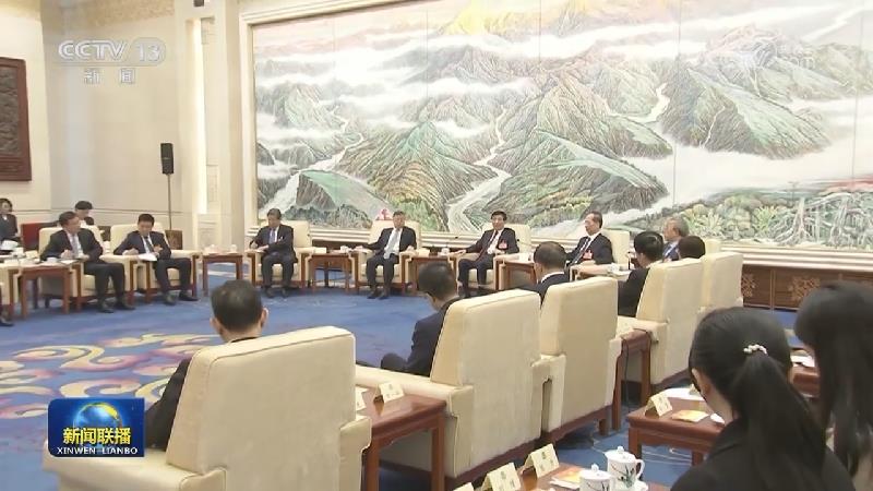 王沪宁看望参加全国政协十四届三次会议宣传报道的新闻工作者代表
