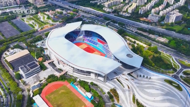 《焦点访谈》 20251122 竞技促融合 赛道变通途