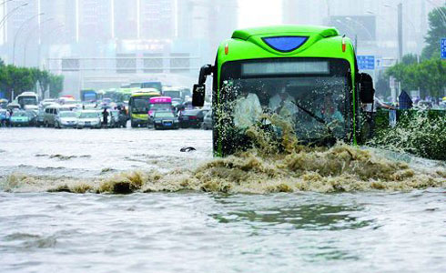 武汉内涝,全城看海;北京暴雨致16条道路断路;成都暴雨,停车场变池塘