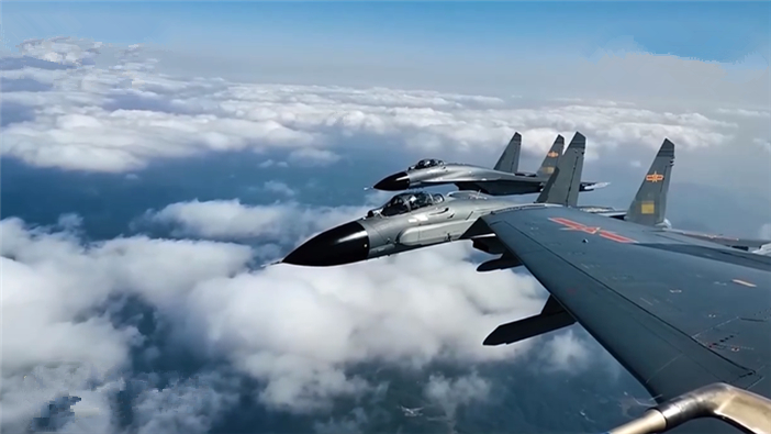 [正午国防军事]东部战区歼-11b编队全时域机动训练进行时