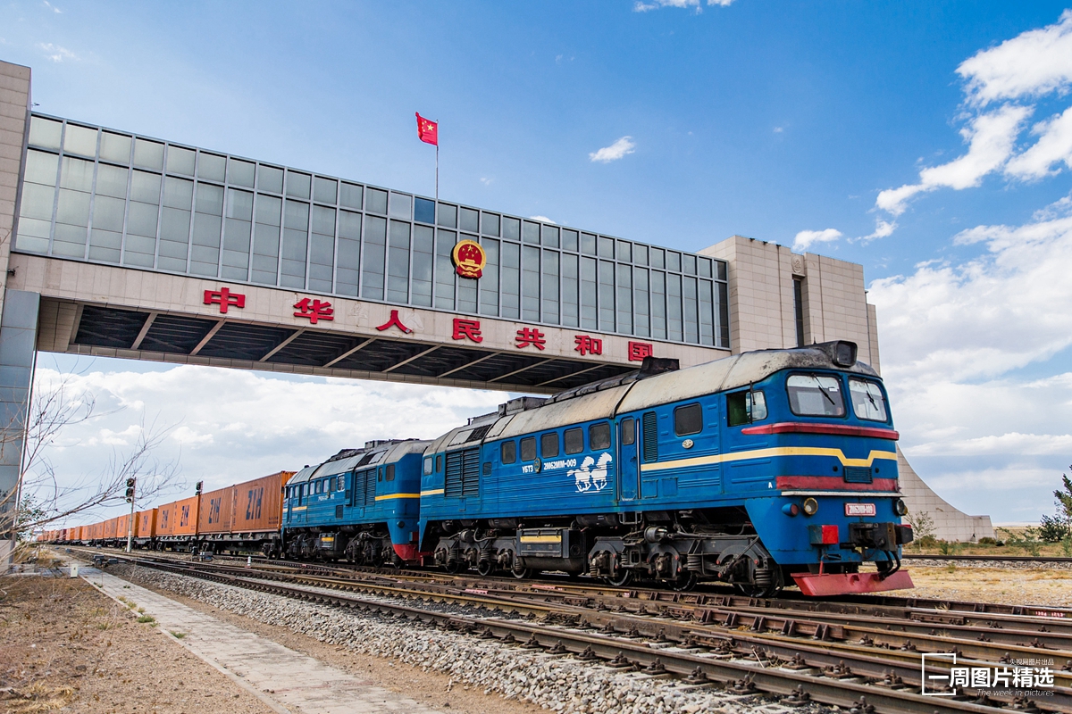 2020年7月1日,内蒙古锡林郭勒盟,一列中欧班列从二连口岸入境