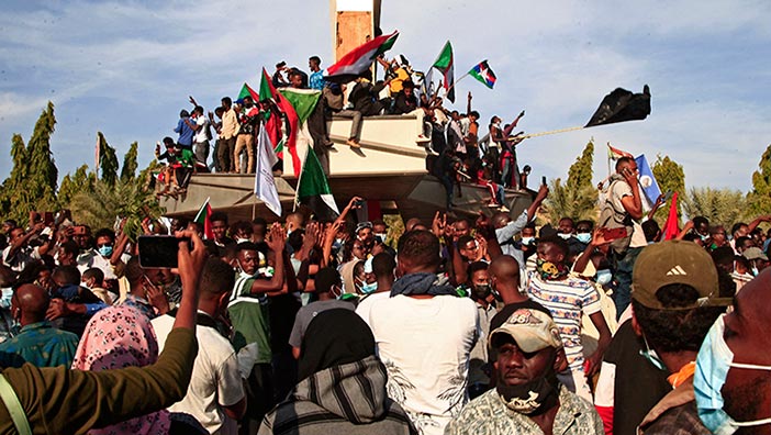 苏丹爆发大规模抗议 人群包围总统府12月19日,苏丹首都喀土穆,数十万