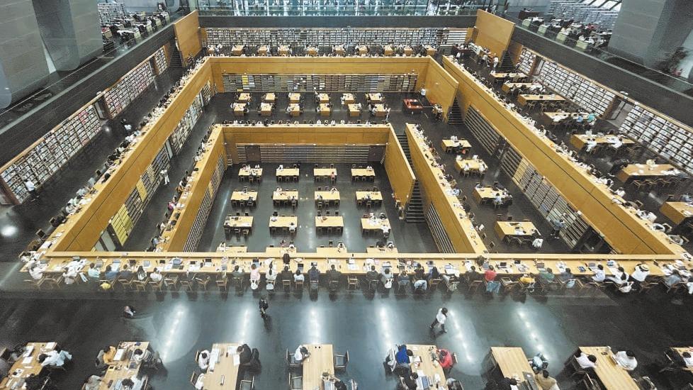 图书馆里品书香 假期閱讀氛围浓
