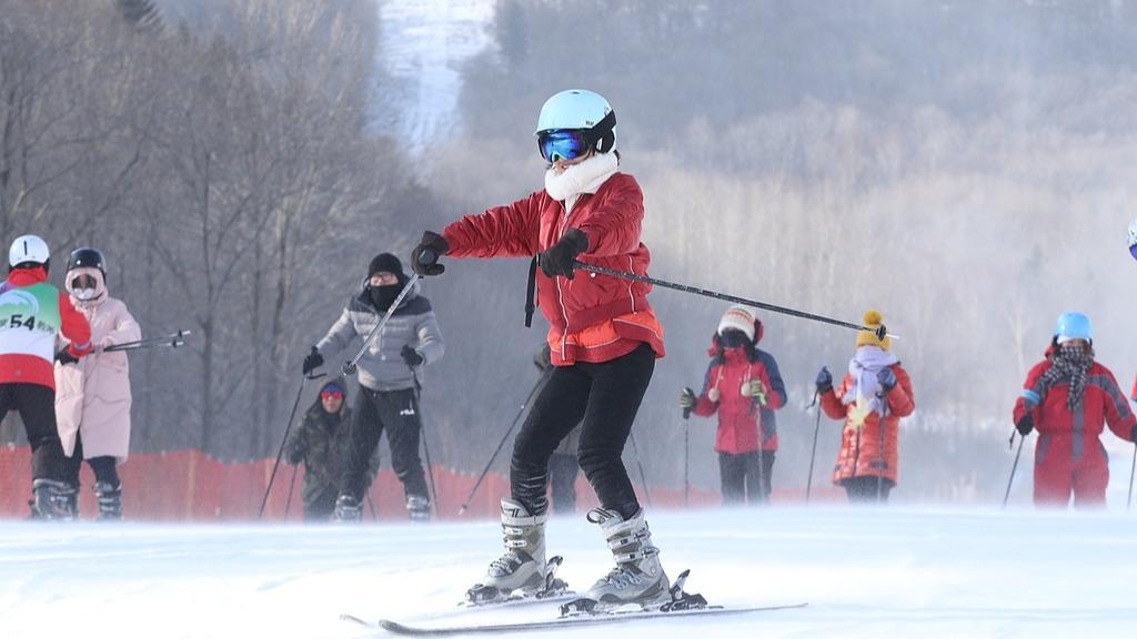 “冰雪+文旅”激发冬日经济热“雪”沸腾 