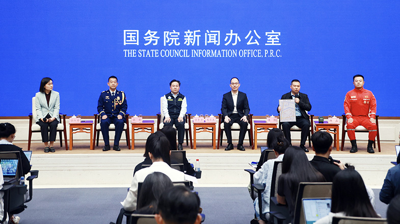 国务院新闻办举行“新征程上的奋斗者”中外