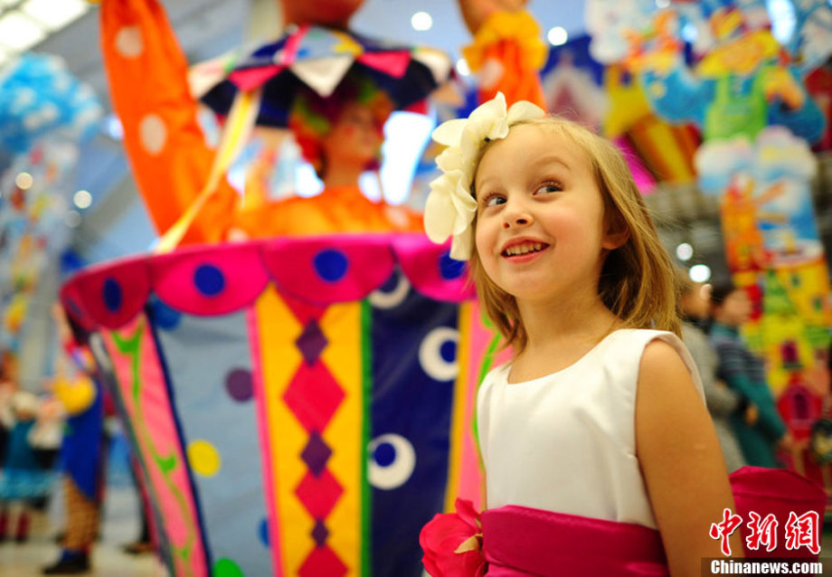 当地时间12月25日,俄罗斯莫斯科,俄罗斯儿童在克里姆林宫观看新年演出