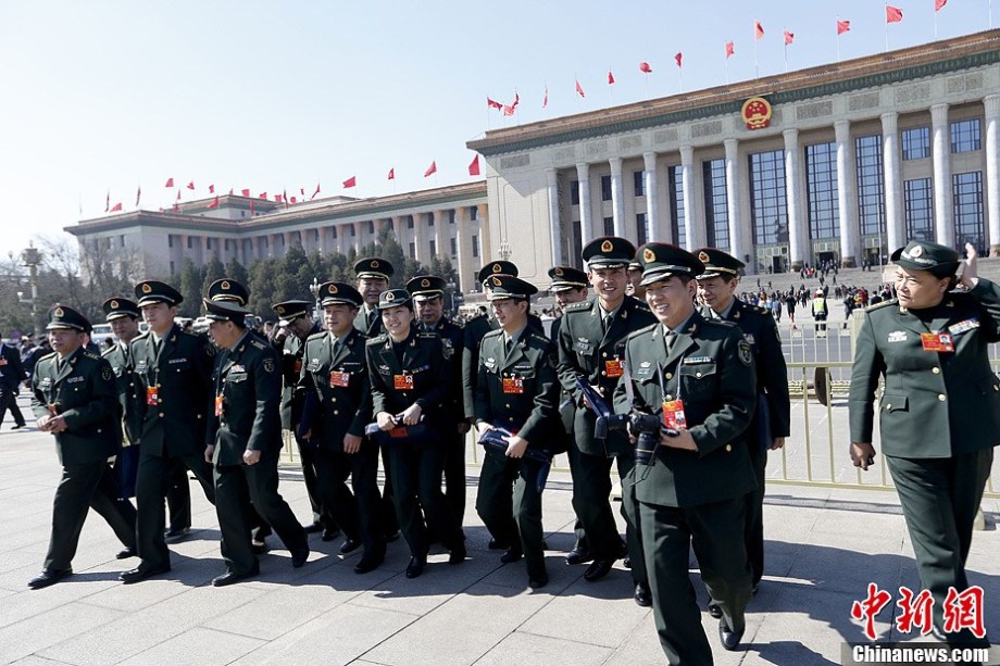 两会花絮:解放军代表在人民大会堂外合影