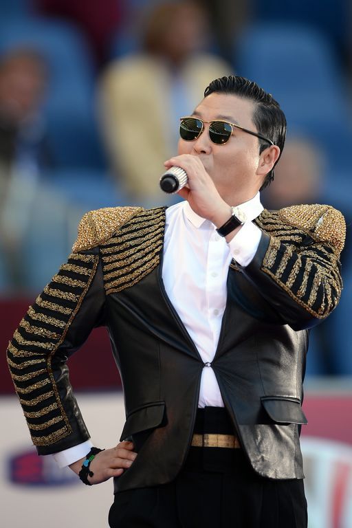 [高清组图]鸟叔劲歌热舞助阵意大利杯决赛_5 体育_央视网