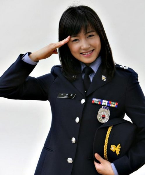 韩国海警局萌妹子乖巧敬礼