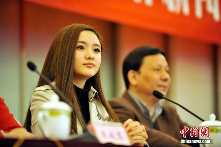 四川力达士足球俱乐部成立 美女董事长艾如出席发布会