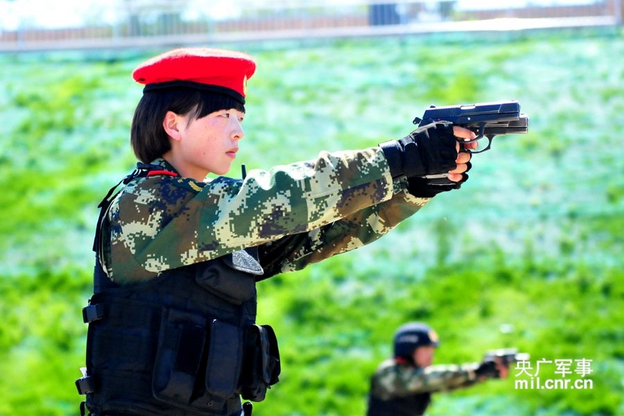 高清:新疆公安边防女特战队员秀双枪速射绝活