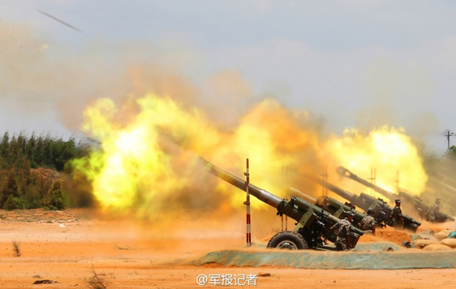 高清:驻闽某炮兵团海边射击 气势磅礴火光冲天