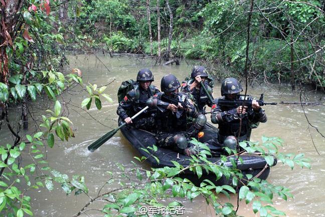 高清:"雷神"突击队南美洲密林深处秀肌肉