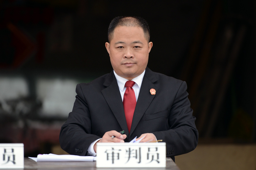 刘向,中共党员,黔西县法院重新法庭庭长.