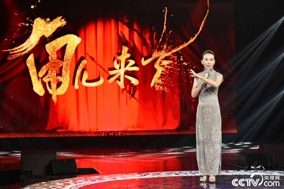 央视戏曲频道主持人董艺高清图集