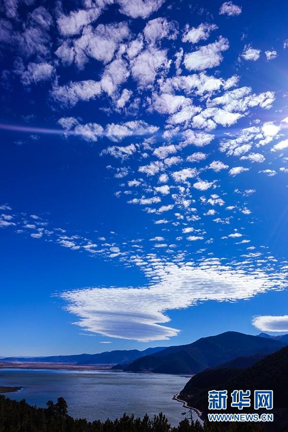 澄净天幕云飞扬 香格里拉送你"最美云图"