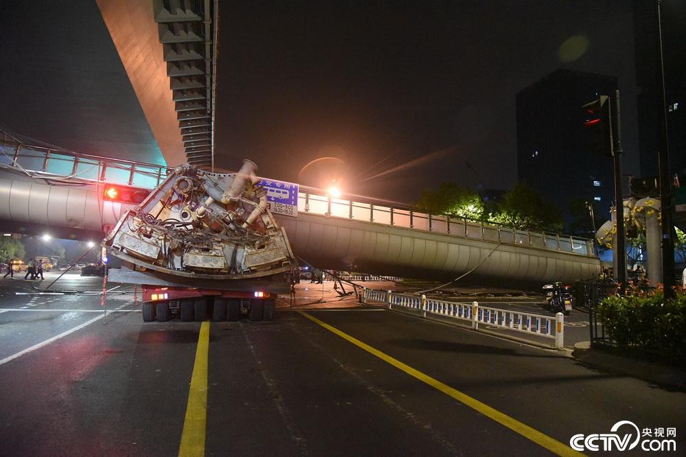 杭州货车超高撞塌天桥