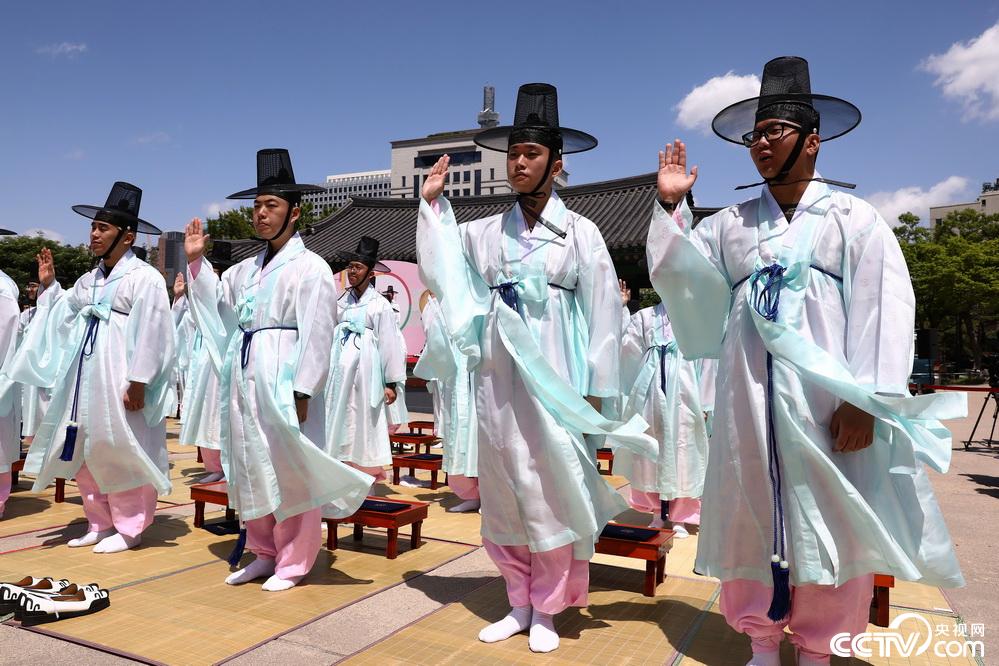 当地时间2019年5月20日,韩国首尔,年轻人穿着传统服装参加传统儒家