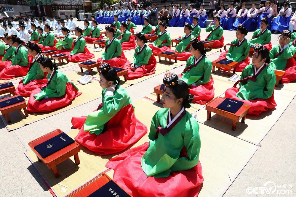 韩国首尔举办儒家成人仪式