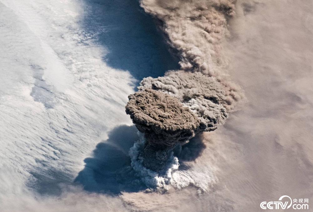 千岛群岛一火山喷发 烟灰腾空而起犹如"蘑菇云"_图片频道_央视网(cctv