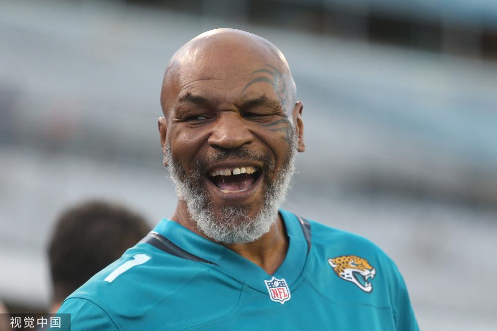[图]泰森现场观看nfl 身穿美洲虎球衣开怀大笑