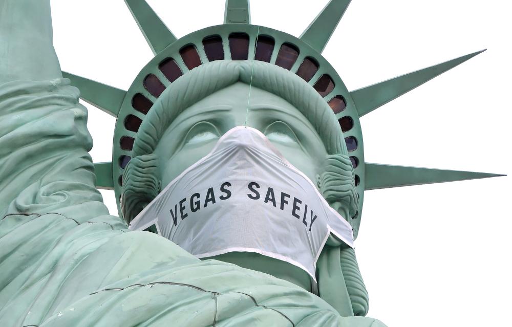 美国拉斯维加斯一酒店外自由女神像戴上口罩