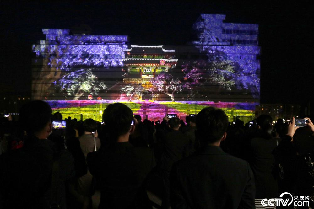 当地时间2021年4月19日,朝鲜平壤举行"太阳节"灯光展.人民视觉