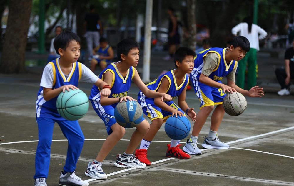 海口课余时间学生练习打篮球