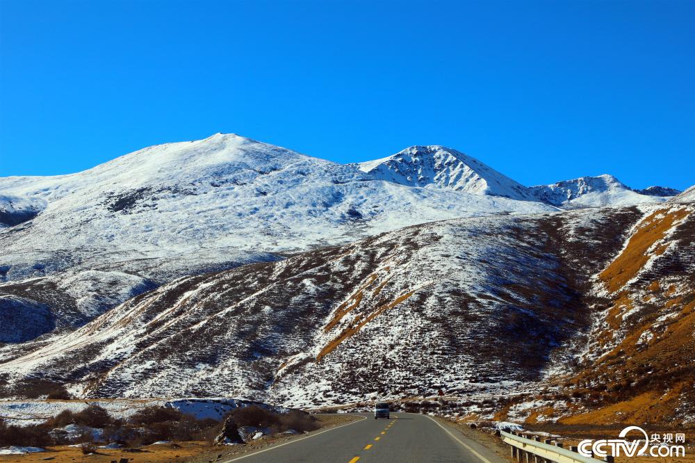 四川甘孜理塘雪山与天空相映成景