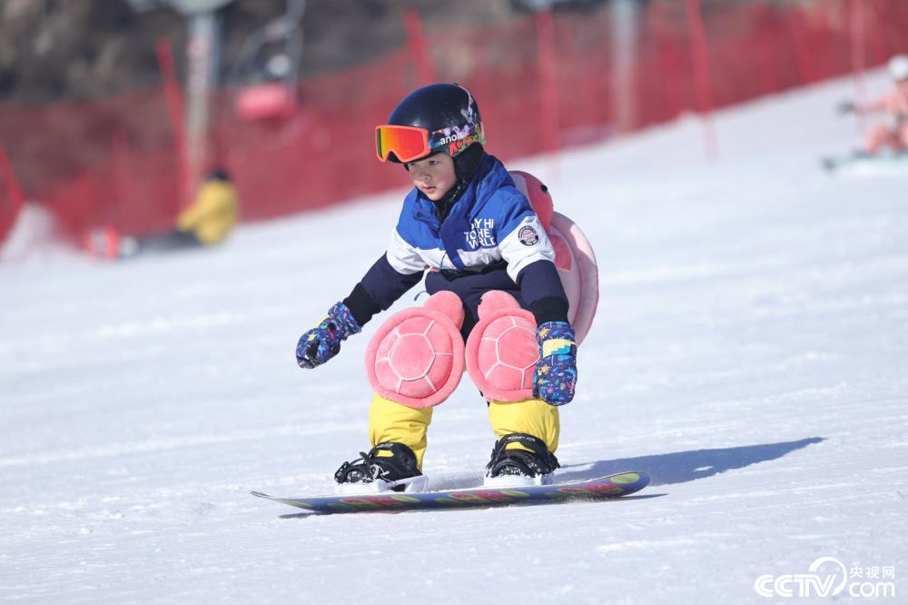 北京4岁滑雪小将驰骋高级雪道
