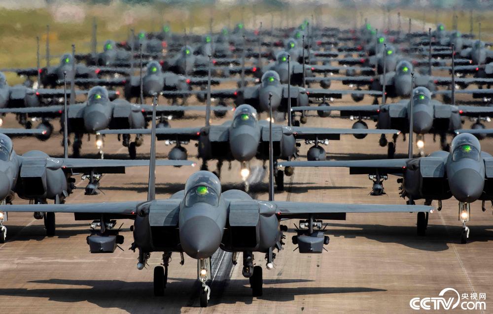 韩国30多架f15k战机上演大象漫步
