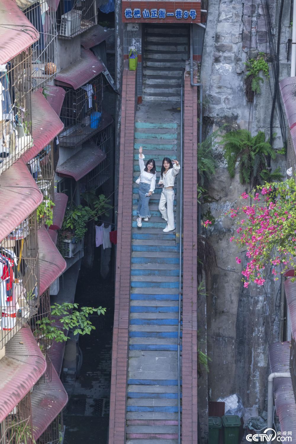 重庆居民楼现20米高彩虹楼梯