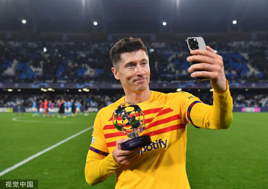 莱万破僵局奥斯梅恩扳平 巴萨1-1那不勒斯