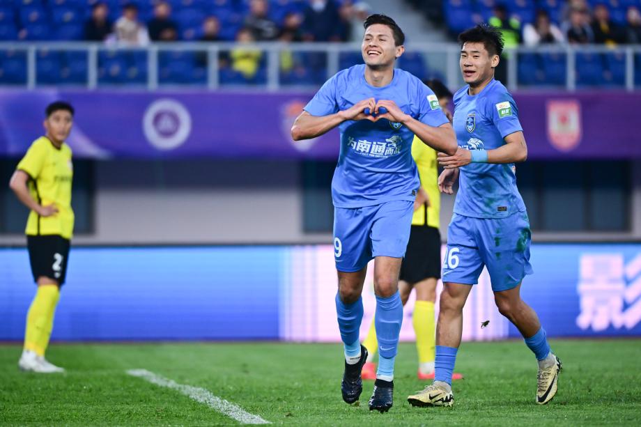 后防送大礼 青岛西海岸主场输球遭遇四连败