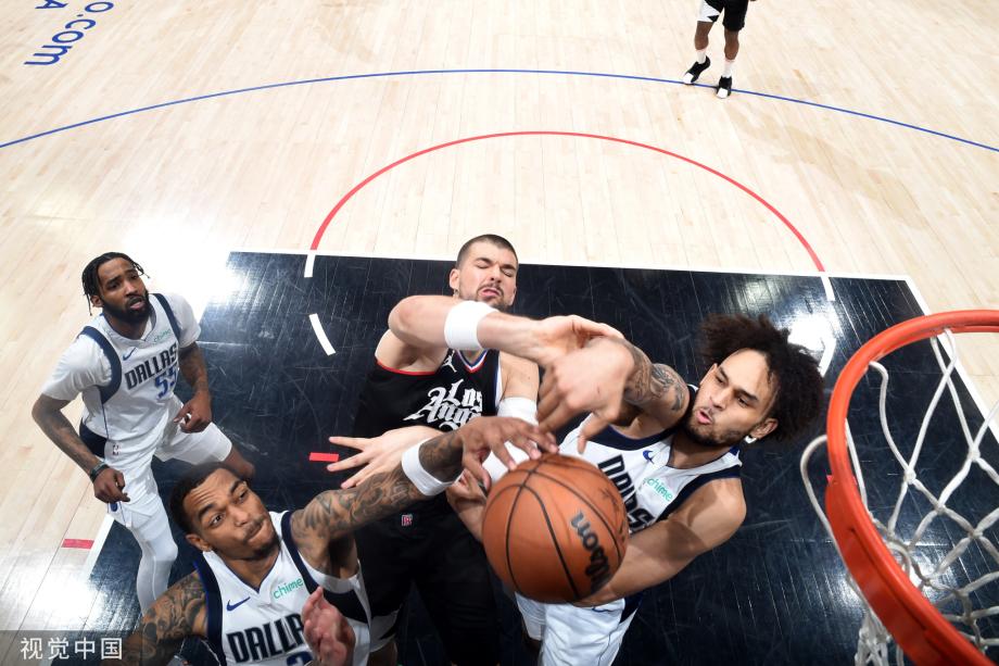 小卡缺阵哈登末节超神 快船胜独行侠总分2-2