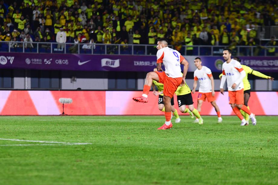 克雷桑罚丢点球 山东泰山0-0闷平青岛西海岸