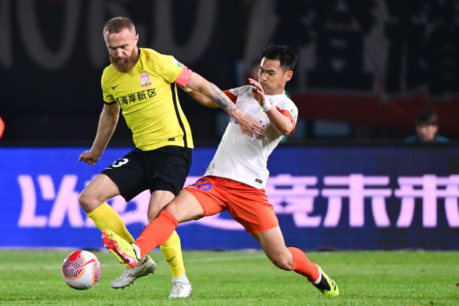 克雷桑罚丢点球 山东泰山0-0闷平青岛西海岸